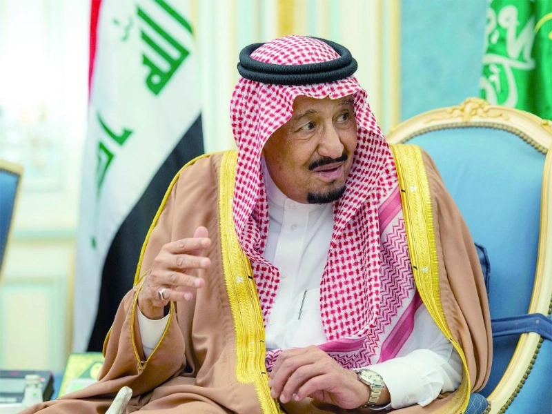 الملك سلمان لدى استقباله عادل عبدالمهدي في قصر اليمامة بالرياض أمس (واس)
