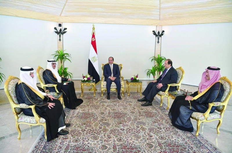 عبدالفتاح السيسي لدى استقباله عصام بن سعيد وأحمد قطان (واس)