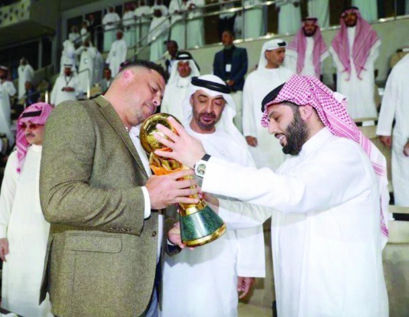 محمد بن زايد يعاين كأس البطولة بحضور تركي آل الشيخ ورونالدو
