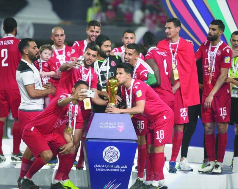 لحظة تتويج فريق النجم التونسي بكأس البطولة (الاتحاد العربي لكرة القدم)
