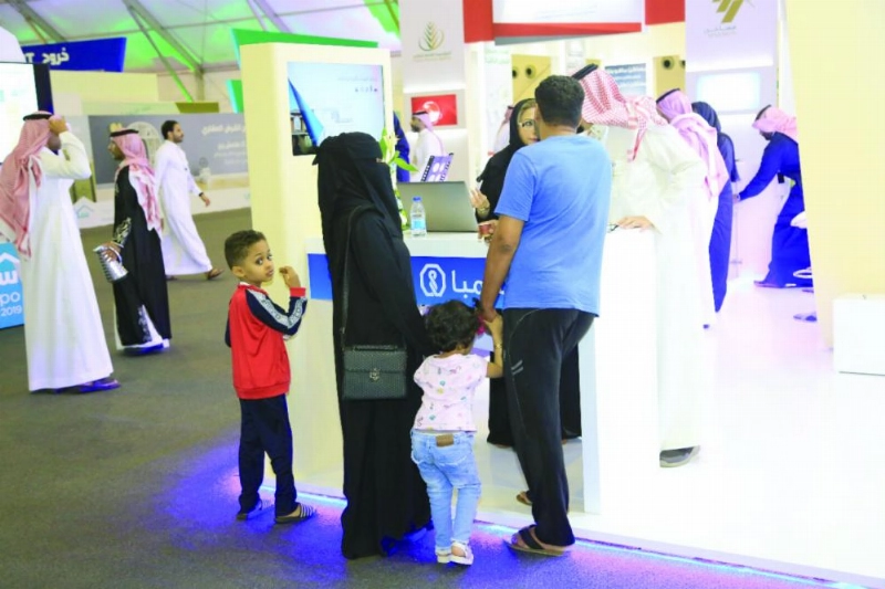 زوار يستمعون لشرح بالمعرض (مكة)