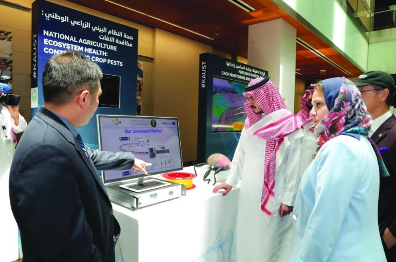 بدر بن سلطان خلال تدشين المركز (مكة)