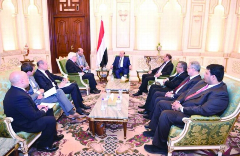 الرئيس اليمني خلال اجتماعه مع المبعوث الأممي (مكة)