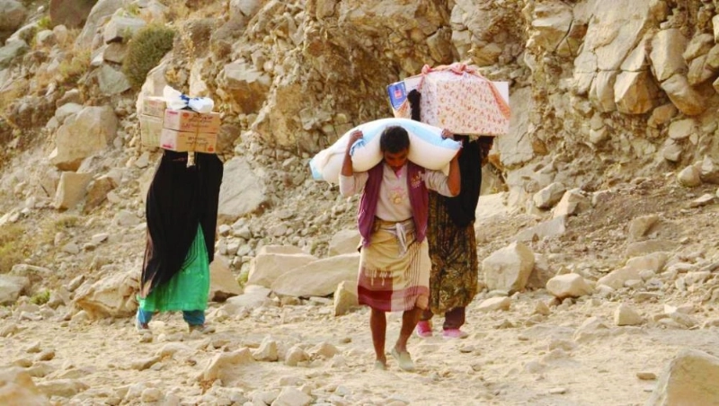يمنيون ينقلون الغذاء على أكتافهم بعد تعطيل الشاحنات (مكة)
