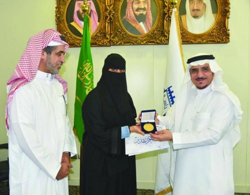 عبدالله الحسين خلال تكريم الطالبة (مكة)