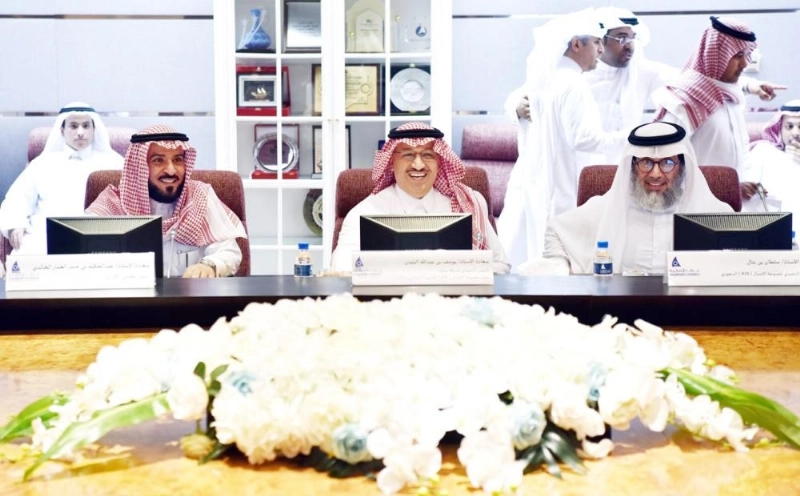 البنيان متحدثا في الندوة (غرفة الشرقية)