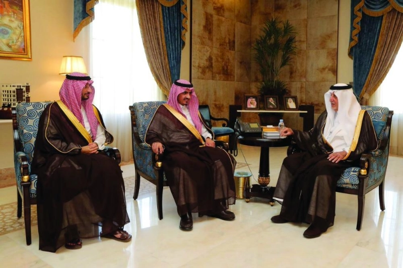 .. ولدى استقباله عبدالله بن بندر بحضور بدر بن سلطان (مكة)