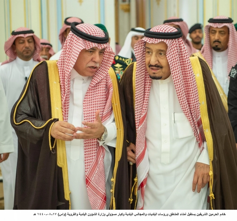 الملك سلمان لدى استقباله أمناء المناطق وكبار مسؤولي الشؤون البلدية والقروية في قصر اليمامة بالرياض أمس (واس)