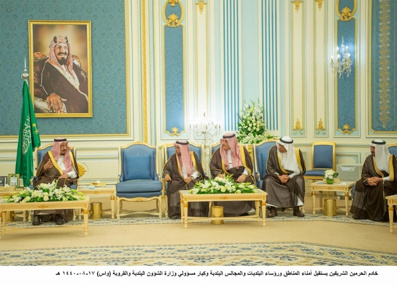 الملك سلمان لدى استقباله أمناء المناطق وكبار مسؤولي الشؤون البلدية والقروية في قصر اليمامة بالرياض أمس (واس)