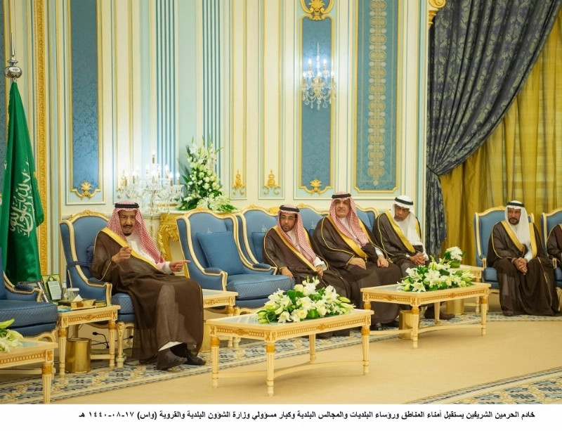 الملك سلمان لدى استقباله أمناء المناطق وكبار مسؤولي الشؤون البلدية والقروية في قصر اليمامة بالرياض أمس (واس)