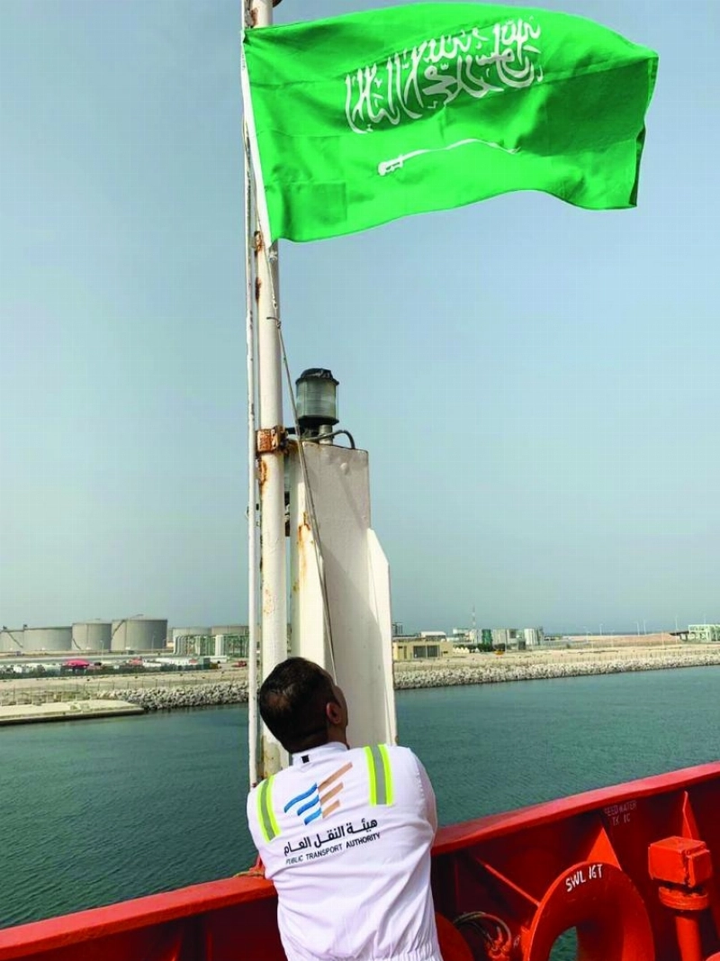 أثناء رفع العلم السعودي على إحدى الناقلات (واس)