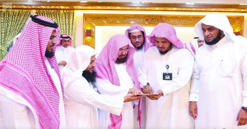 عبدالرحمن السديس خلال تدشينه البرامج (واس)
