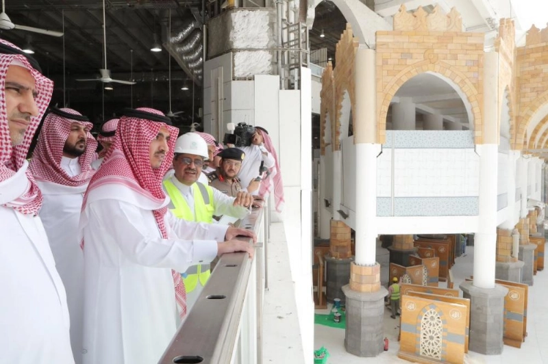 بدر بن سلطان خلال تفقده مشاريع المسجد الحرام (واس)