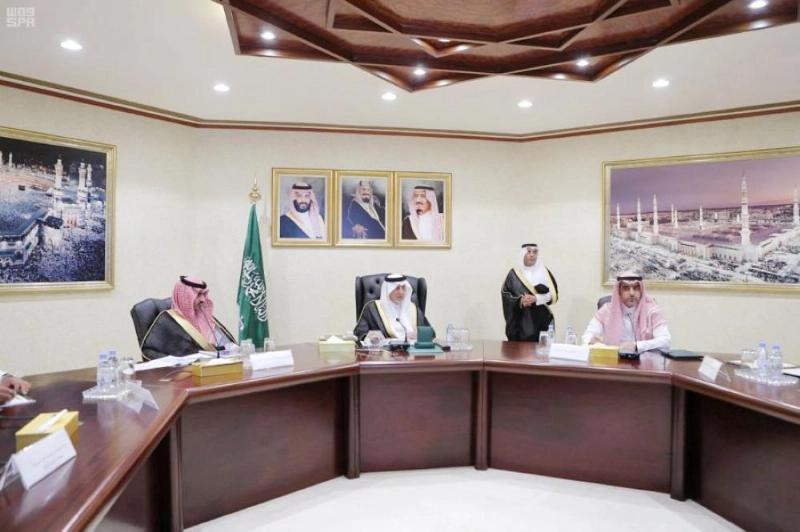 خالد الفيصل لدى ترؤسه اجتماع التعريف بالمتاحف المزمع إقامتها (مكة)