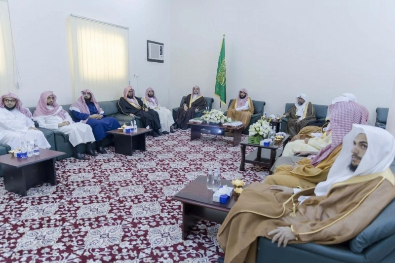 معالي وزير العدل رئيس المجلس الأعلى للقضاء يلتقي مجموعة من أصحاب الفضيلة القضاة خلال زيارته لمحافظة القريات