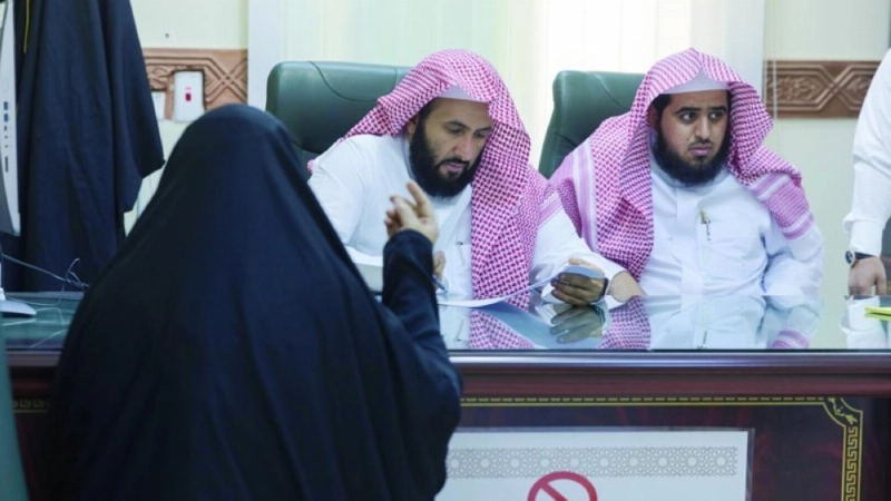 .. ويستمع لإحدى المواطنات