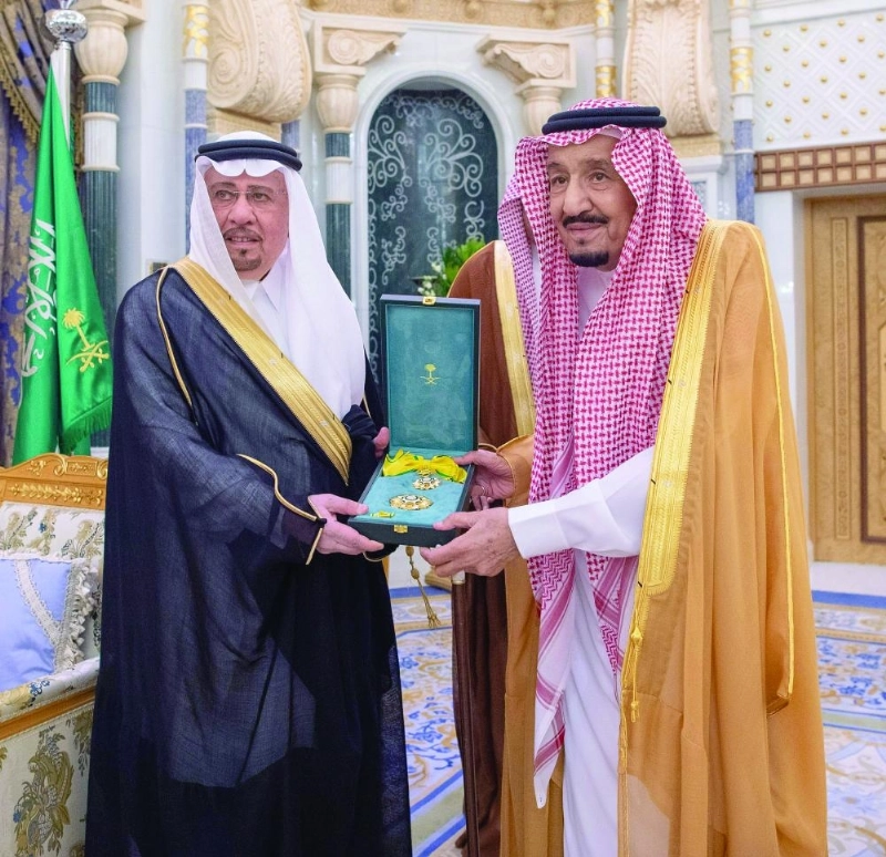الملك سلمان خلال تسليمه الوشاح لنزار مدني