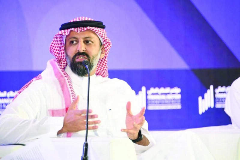 القويز متحدثا في المؤتمر (واس)