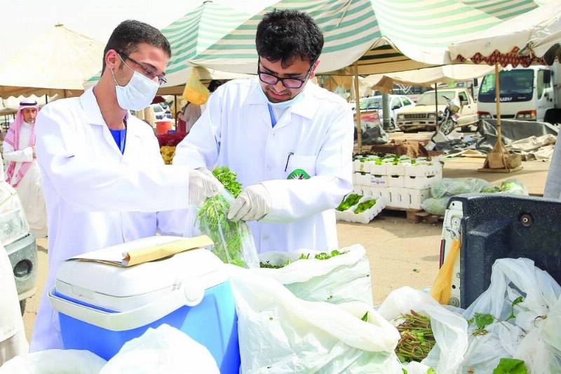 مراقبون خلال فحص الخضراوات (مكة)