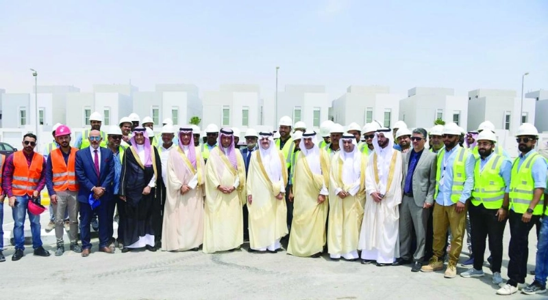 سعود بن نايف يتوسط مسؤولي الإسكان
