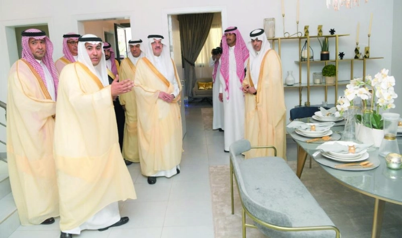 .. ويتجول في إحدى الوحدات السكنية
