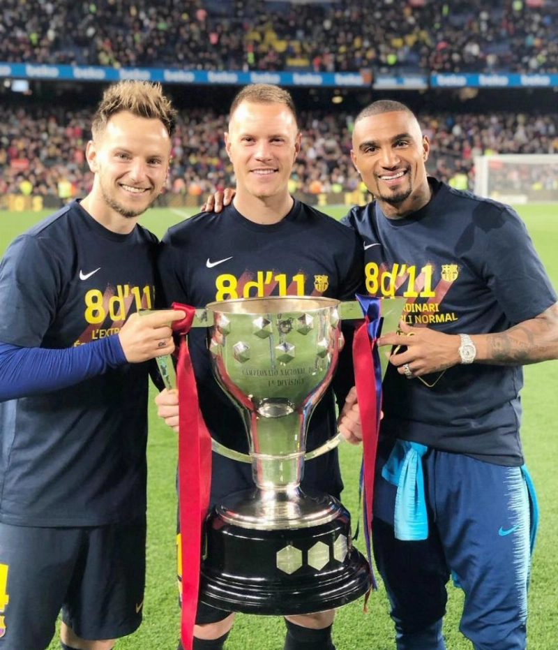 بواتينج محتفلا مع زملائه بكأس الدوري الإسباني (موقع برشلونة)