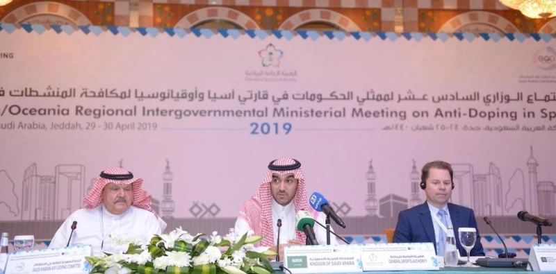 عبدالعزيز بن تركي مخاطبا الحضور أمس (مكة)