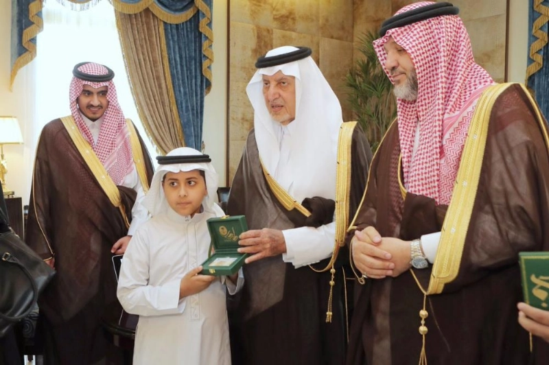 خالد الفيصل مسلما أحد أبناء شهداء الواجب بطاقة فخر