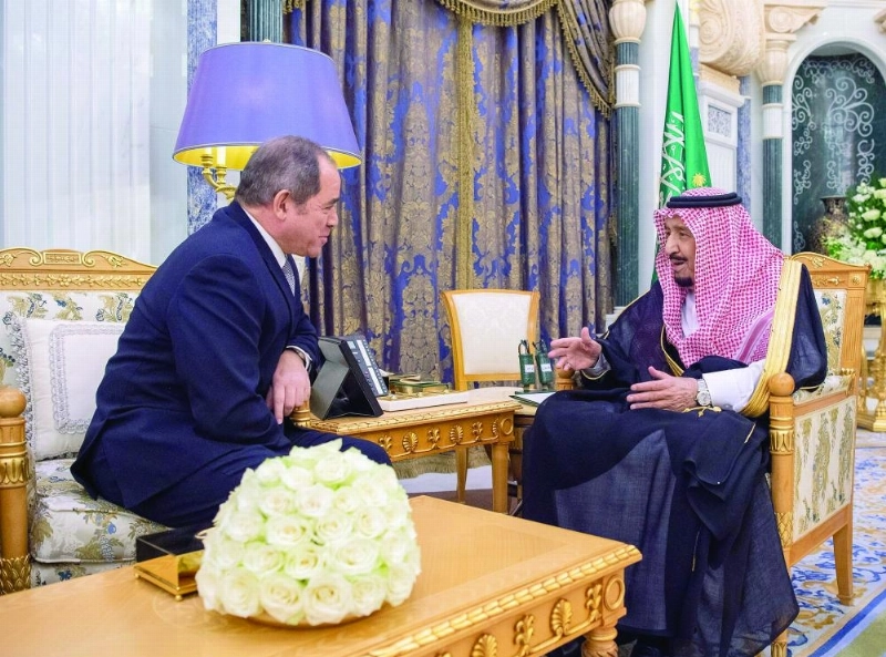 الملك سلمان لدى لقائه صبري بوقادوم في قصر اليمامة بالرياض أمس (واس)
