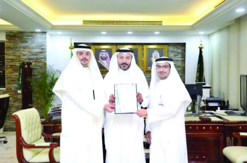 خوقير ومطير يتسلمان براءة الاختراع (واس)