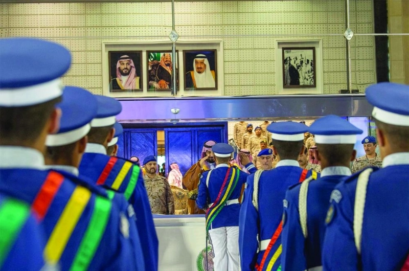 الأمير محمد بن سلمان لدى رعايته حفل تخريج طلبة كلية الملك فيصل الجوية (واس)