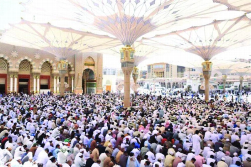 مصلون خلال خطبة الجمعة بالمسجد النبوي (مكة)