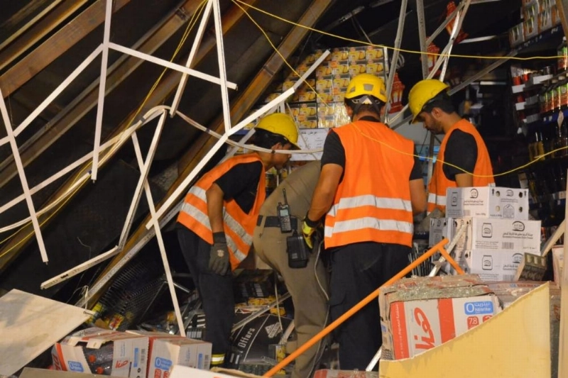 فرق الدفاع المدني تباشر الحادث (مكة)