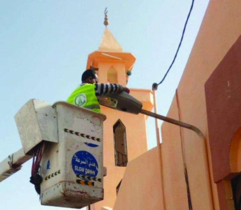 من أعمال الصيانة بأحد المساجد (واس)