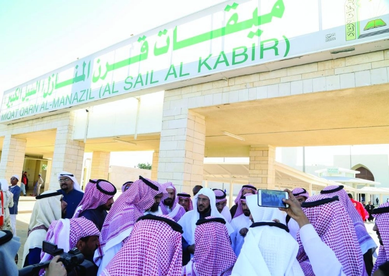 عبداللطيف آل الشيخ خلال جولته في ميقات قرن المنازل