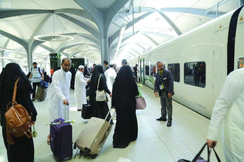 مسافرون بقطار الحرمين (واس)