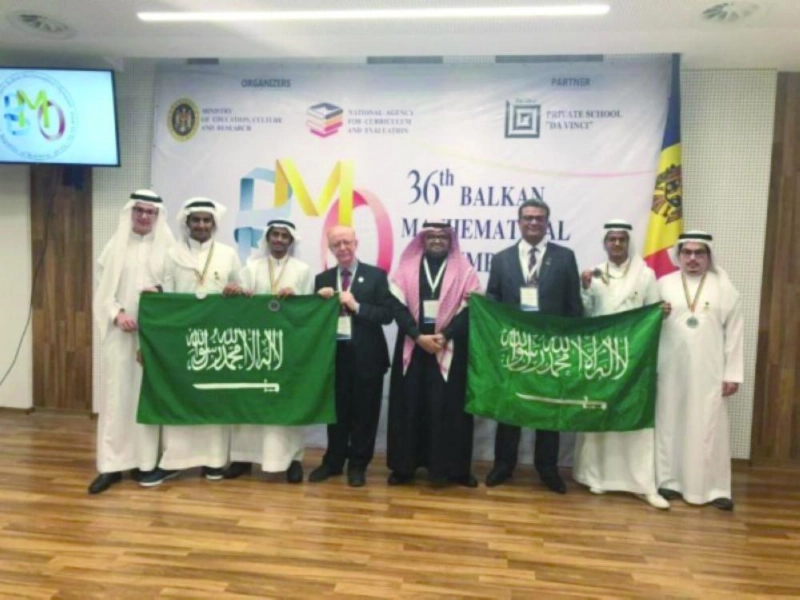 الفائزون يحملون علم المملكة (مكة)