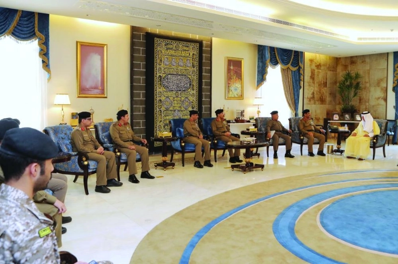 أمير مكة خلال استقباله القيادات الأمنية وطالبات دار الحكمة