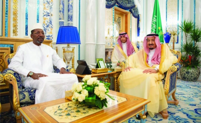 الملك سلمان خلال استقباله الحسن بالا بجدة أمس (واس)