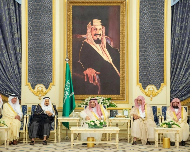 خادم الحرمين لدى استقباله الأمراء والعلماء والوزراء وقادة القطاعات العسكرية والأهالي في قصر السلام بجدة أمس الأول (واس)