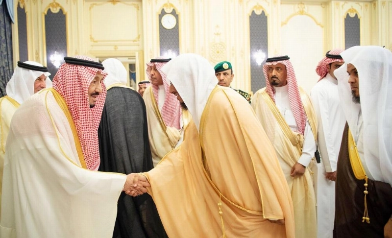 الملك سلمان لدى استقباله الأمراء والعلماء والوزراء وقادة القطاعات العسكرية والأهالي في قصر السلام بجدة أمس الأول (واس)