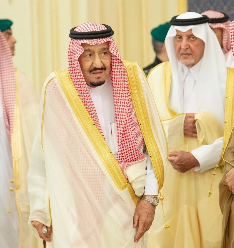 الملك سلمان لدى استقباله الأمراء والعلماء والوزراء وقادة القطاعات العسكرية والأهالي في قصر السلام بجدة أمس الأول (واس)