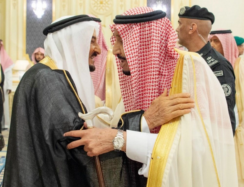 الملك سلمان لدى استقباله الأمراء والعلماء والوزراء وقادة القطاعات العسكرية والأهالي في قصر السلام بجدة أمس الأول (واس)