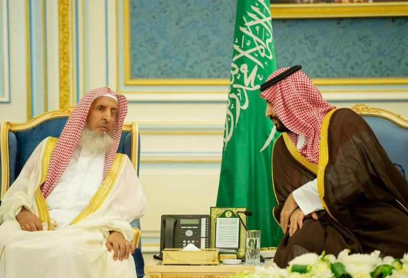 الأمير محمد بن سلمان في حديث مع المفتي خلال الاستقبال (واس)