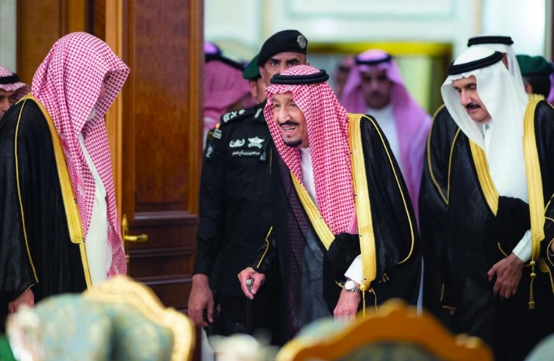 الملك سلمان لدى دخوله إلى مقر انعقاد جلسة المجلس