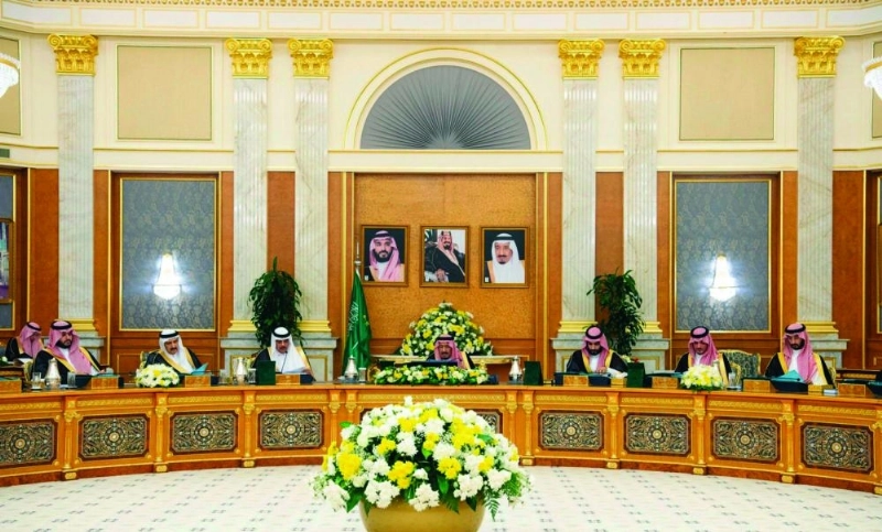 الملك سلمان لدى ترؤسه جلسة مجلس الوزراء في قصر السلام بجدة أمس الأول (واس)