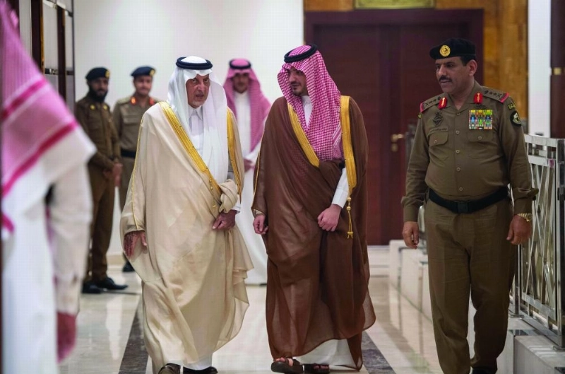 خالد الفيصل وعبدالعزيز بن سعود قبل الاجتماع (واس)