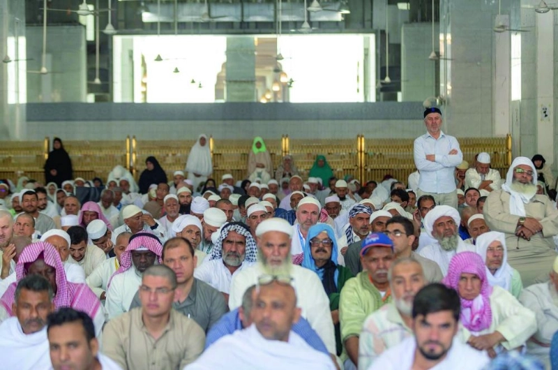 معتمرون داخل المسجد الحرام (مكة)