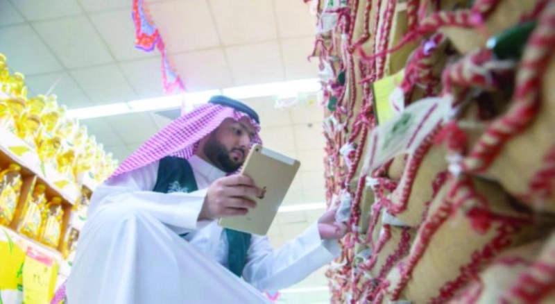 مراقب التجارة اثناء متابعة الاسعار