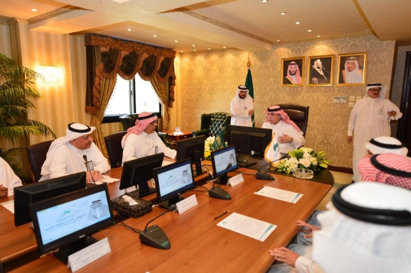 .. وخلال تدشين الخدمة أمس (مكة)